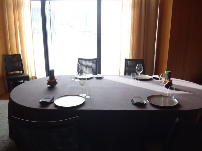 ブルガリ東京レストラン銀座タワー9F 【イル・リストランテ ルカ・ファンティン】<br />の個室の写真。<br /><br />個室はエントランスからメインダイニングに向かう途中の左側に設けられています。