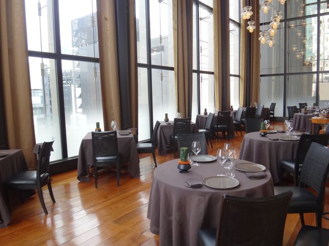 ブルガリ東京レストラン銀座タワー9F 【イル・リストランテ ルカ・ファンティン】<br />のメインダイニングの写真。<br /><br />上から下まで大きなガラス窓！