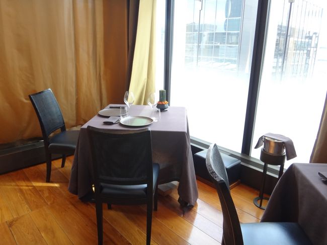 私たちが案内されたテーブル席の写真。日差しが強いためカーテンが掛かっています。<br /><br />実際は2面が大きな窓ガラスで囲まれたコーナーです♪<br /><br />カーテンを開けると、自然光がたっぷり降り注ぐより一層に開放的な空間になります。