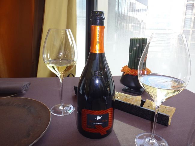 「ブルガリ」の福袋（14,500円）に入っていたクーポン【イル・リストランテ ルカ・<br />ファンティン】のランチ4品コース＋ウェルカムドリンクの写真。<br /><br />イタリア産のフランチャコルタの泡で乾杯します♪<br />カンパーイ！ (*^∇^)／□☆□\(^∇^*) <br /><br />ミラノに行った際にも購入してきました。（これとは別のラベル）<br /><br />＜スパークリングワイン＞<br />○ クアードラ フランチャコルタ イル ブリュット Qブラック<br />　 （QUADRA Franciacorta Il Brut Q Black）<br /><br />イタリア産のスパークリングワイン（シャルドネ62％、ピノ・ビアンコ35％、<br />ピノ・ネロ3％）です。<br />白桃やリンゴのようなフレッシュな香りで、バランスよいソフトな味わいでした。