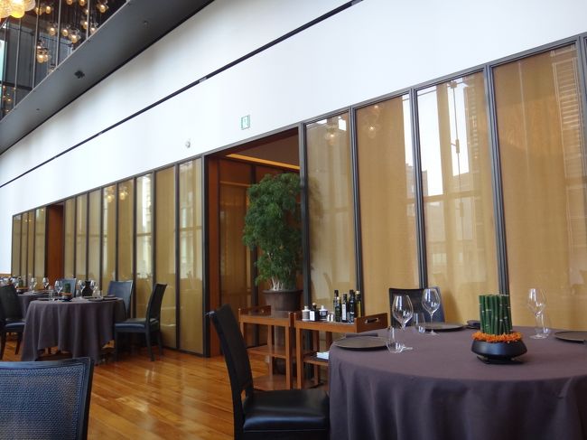 今入ってきた入口はあちら。