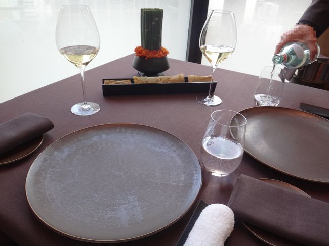 「ブルガリ」の福袋（14,500円）に入っていたクーポン【イル・リストランテ ルカ・<br />ファンティン】のランチ4品コース＋ウェルカムドリンク＆ミネラルウォーターの<br />写真。<br /><br />グラスはワイングラスのようですが、「RONA(ロナ) 」、<br />お水のグラスは「Infinity（インフィニティ）」の物。