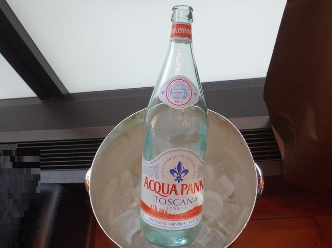 ミネラルウォーターもイタリアの物。<br /><br />ノンガスかガス入りが選べますが、私はガス入りは飲めません。