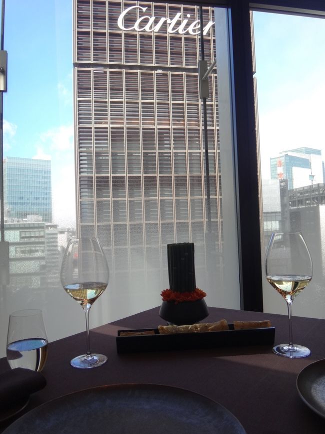 銀座にあるブルガリ東京のレストラン【イル・リストランテ ルカ・ファンティン】<br />からの眺めの写真。<br /><br />目の前には2016年9月28日にオープンした「カルティエ」銀座ブティックのビル。