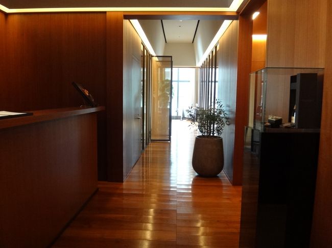 ブルガリ東京レストラン銀座タワー9F 【イル・リストランテ ルカ・ファンティン】<br />のレセプションの写真。<br /><br />写真右側にトイレがあり、左側に個室タイプのお部屋があります。<br />写真奥がメインダイニングフロア。<br />