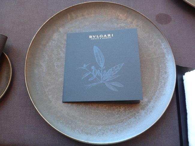 ブルガリ東京レストラン銀座タワー9F 【イル・リストランテ ルカ・ファンティン】<br />のコース料理のメニューの写真。<br /><br />メニューリストのカバーには銀の箔押しをしたブルガリロゴが施されていて、<br />メニューもとても洗練されています。<br /><br />コース料理を手掛けるエグゼクティブシェフは、ローマやミラノなどの名店で<br />腕を磨いてきたルカ・ファンティン氏です。 <br /><br />トラディショナルなイタリア料理をコンテンポラリーに解釈するのがルカ氏の<br />真骨頂で、「本国にある料理を作る。そこは徹底してこだわっている」とのことです。