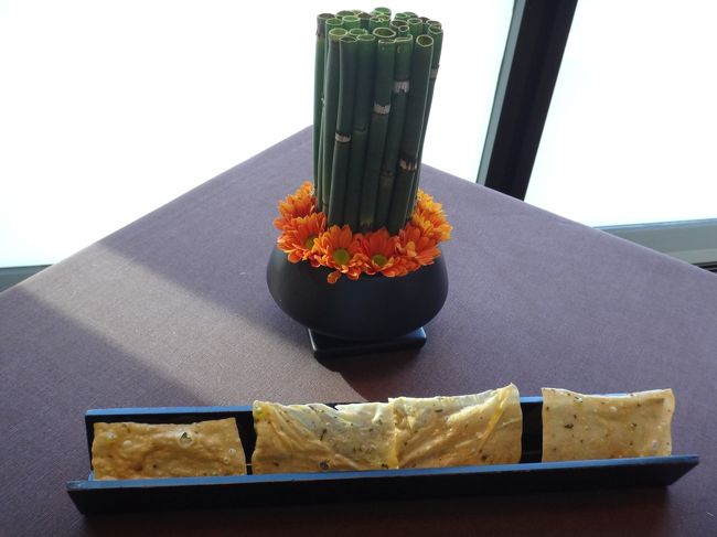 セモリナの粉を板状にしたものを揚げたものです。<br /><br />サクサクです♪