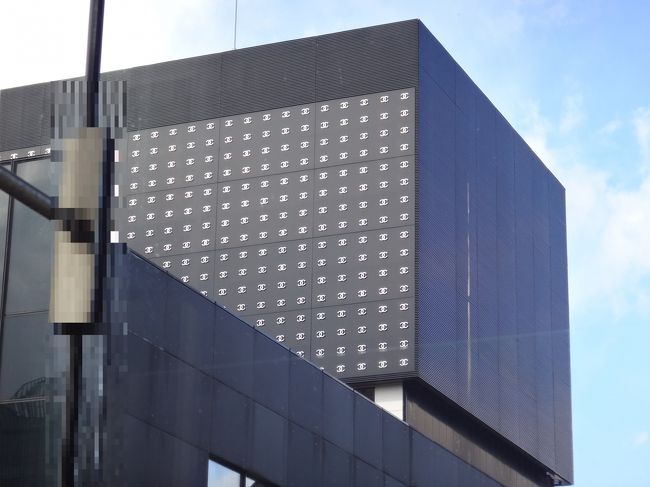 銀座にあるブルガリ東京のレストラン【イル・リストランテ ルカ・ファンティン】<br />からの撮った「シャネル」銀座ビルディングの写真。<br /><br />シャネルビルの【ベージュ アラン・デュカス 東京】の屋上テラス<br />【ル・ジャルダン・ドゥ・ツイード】が見えます。シャネルのチョコも可愛いです↓<br /><br /><2016年4月23日にオープンした「ルイ・ヴィトン」のカフェでシャンパンとスイーツ、<br />「シャネル」のレストラン＆テラスカフェ【ベージュ アラン・デュカス 東京】＆<br />【ル・ジャルダン・ドゥ・ツイード】、『ホテルニューオータニ』の【SATSUKI】の<br />あまおうスペシャルパンケーキ！ 眺めのいい本格上海料理店【大観苑】で<br />絶品ランチ編><br /><br />http://4travel.jp/travelogue/11135086