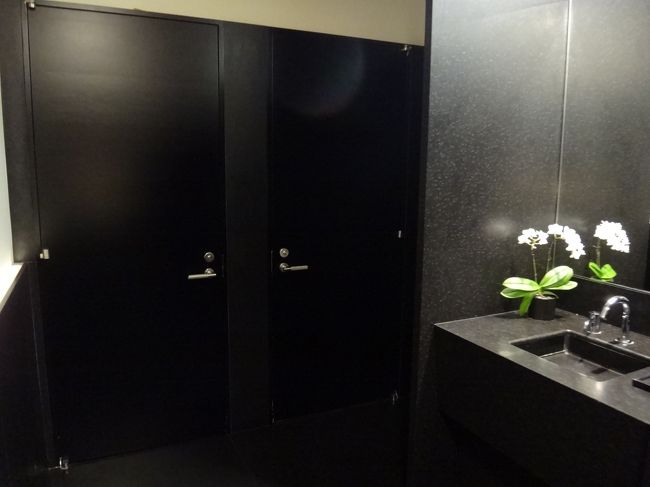 ブルガリ東京レストラン銀座タワー9F 【イル・リストランテ ルカ・ファンティン】<br />のトイレの写真。<br /><br />帰りに寄った際に撮りました。普通のトイレです。<br />