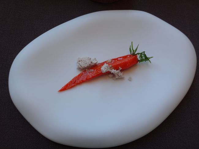 お皿がおもしろいですね。