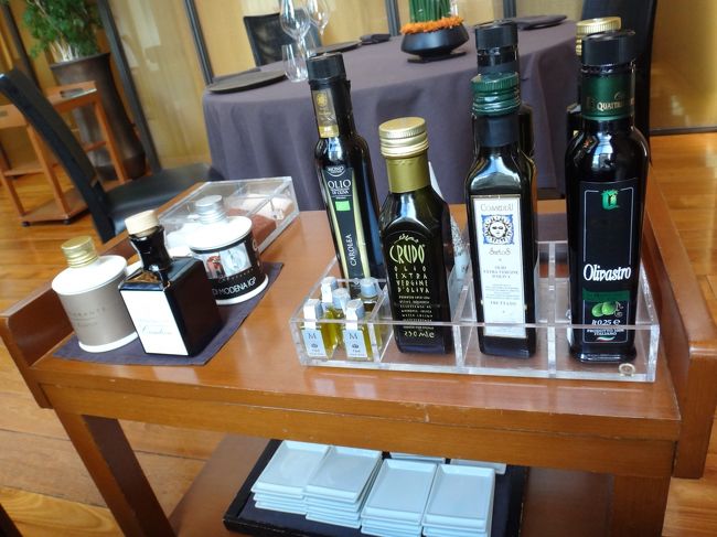 銀座にあるブルガリ東京のレストラン【イル・リストランテ ルカ・ファンティン】<br /><br />オリーブオイルやソルトのワゴンが運ばれてきました。<br /><br />こちらから好きなものを選びます。
