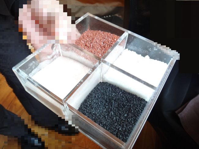 2人ともハワイ産ではないピンクの岩塩を選びました。<br /><br />パンに付けて食べるそうです。しょっぱかった。