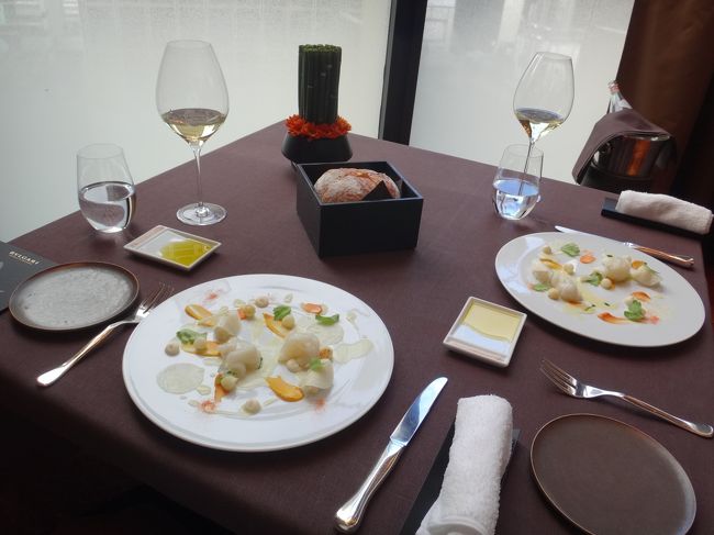 銀座にあるブルガリ東京のレストラン【イル・リストランテ ルカ・ファンティン】<br />のランチ4品コースの前菜の写真。<br /><br />◆ 軽くスモークした伊勢海老 根セロリ オレンジ