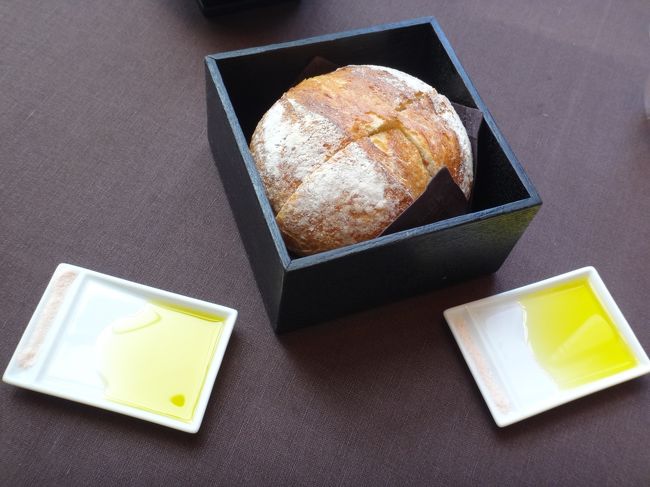 温かいベーカリー。<br /><br />オリーブオイルをつけていただきます。