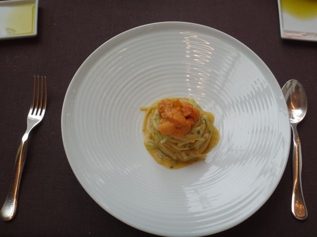 銀座にあるブルガリ東京のレストラン【イル・リストランテ ルカ・ファンティン】<br />のランチ4品コースの2皿目のお料理の写真。<br /><br />◆ スパゲッティ モノグラーノ・フェリチェッティ ウニ