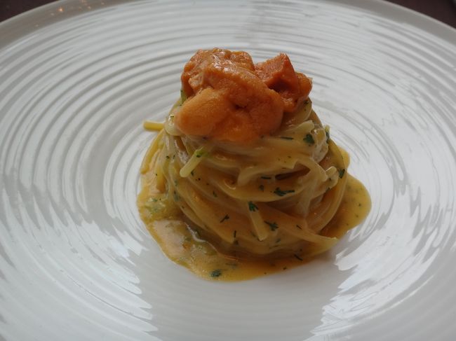 ウニのカルボナーラ風ですが、底に敷かれた刻んだ野菜の食感が<br />良いアクセントになっていました。<br /><br />上に乗っているうには甘くてクセが無くておいしい☆☆<br />ソースもウニが使われています。思ったよりもアッサリした味でした。