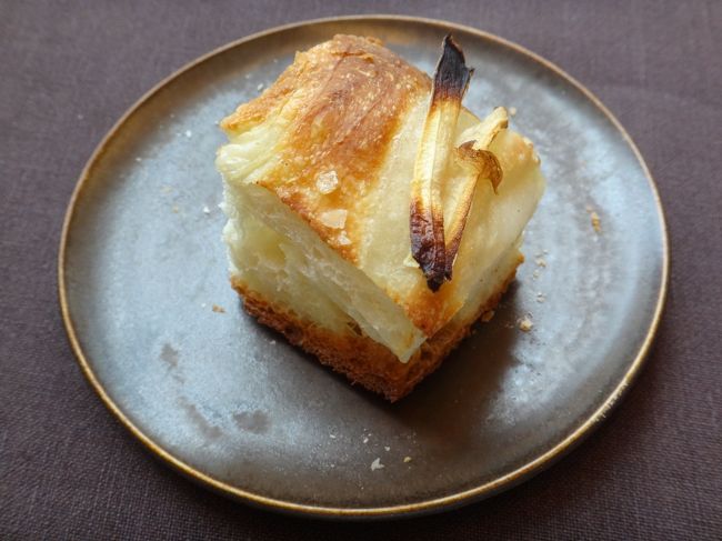 焼きたてのフォカッチャが登場。<br /><br />オニオンが乗っています。