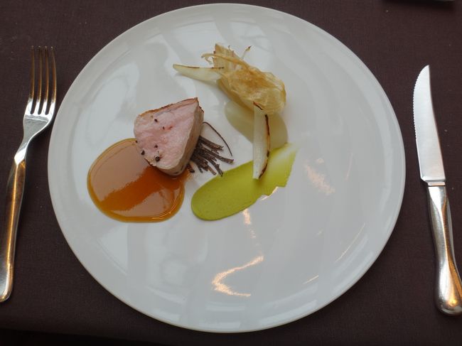 銀座にあるブルガリ東京のレストラン【イル・リストランテ ルカ・ファンティン】<br />のランチ4品コースのメイン料理の写真。<br /><br />◆ 豚のグリル 玉葱のヴァリエーション