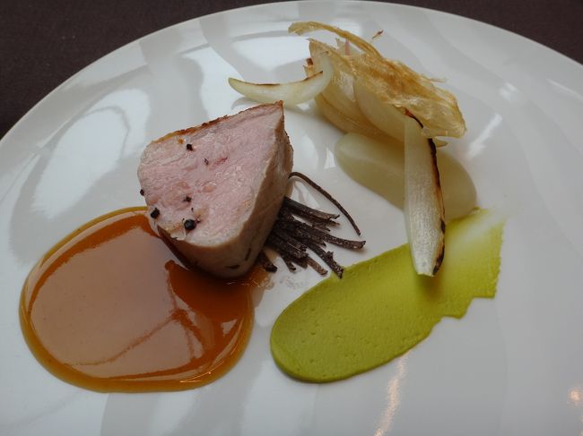 豚肉の下に黒トリュフがあります(*^。^*)<br />しかし、塩をガリっと噛んだのかしょっぱい。。。<br /><br />ピスタチオのペーストもつけていただきます。<br /><br />お肉はきれいな色をしていてやわらか～☆けど、ちょっと臭みがありました。