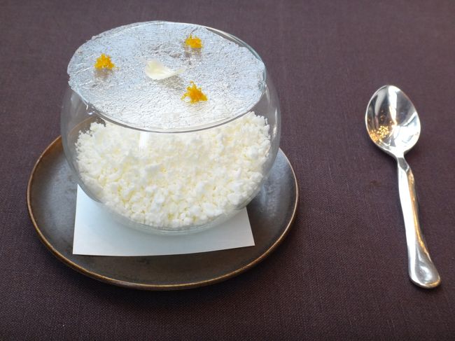 不思議なデザート。<br /><br />上の飴の部分を崩して食べます。<br /><br />下はミルク風味のアイスクリームとかレアアイスとかいろんな食感が楽しめます。<br /><br />甘くておいしい☆