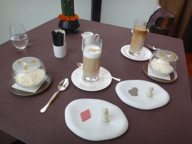 銀座にあるブルガリ東京のレストラン【イル・リストランテ ルカ・ファンティン】<br />のランチ4品コースのデザートの写真。<br /><br />◆ ミルクヴァリエーション<br /><br />カフェも付いていました。カフェラテとアイスラテも選べました。<br />グラスをかき混ぜる長スプーンは・・・