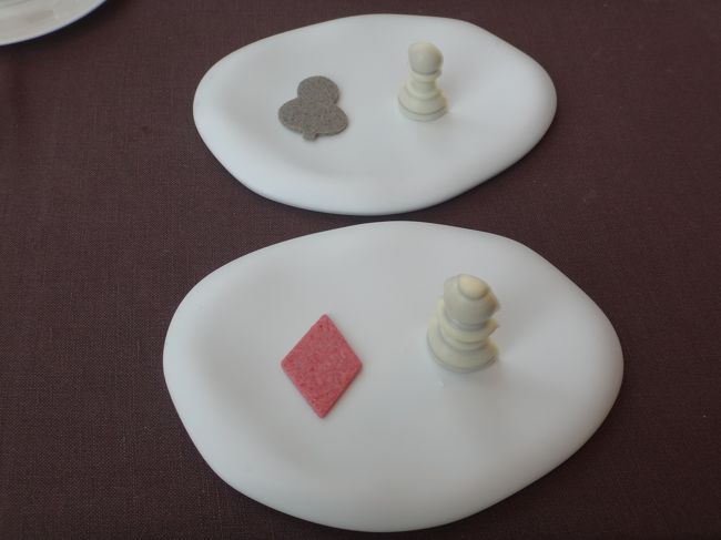 こちらはチェスに見立てたスイーツ。ダイヤとクローバー型クッキー。<br /><br />ホワイトチョコの中にプラリネが入っていてトロ～っと甘く激うま☆☆☆<br /><br />「ブルガリ」の福袋に入っていた「ブルガリ」の【イル・チョコラート】の<br />ボックスにも入れて欲しかったです。<br /><br />私は甘いミルクチョコやホワイトチョコしか普段食べません。