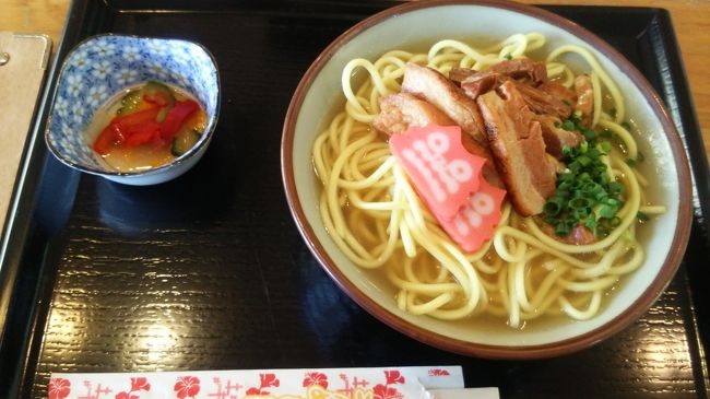 日常を忘れてゆったり沖縄の旅へ。<br />石垣についてから車でで川平湾へ。まずは腹ごしらえに、<br />大好きな沖縄そばを。やっぱり沖縄で食べる沖縄そばは味が違う!<br />いいダシ出てるな〜、ほんとに美味しかった♪