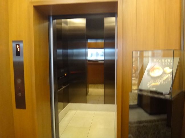 ブルガリ東京レストラン銀座タワーのエレベーターの写真。<br /><br />1階受付のスタッフに「リンリンベルベル様、いってらっしゃいませ。」<br /><br />帰る際は「リンリンベルベル様、ありがとうございました。」と名前を呼ばれます。