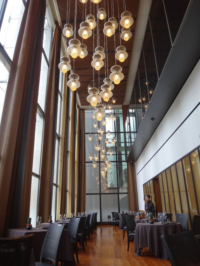 銀座にあるブルガリ東京のレストラン【イル・リストランテ ルカ・ファンティン】<br />のメインダイニングの写真。<br /><br />高い天井から吊り下げられた照明が美しいです。<br /><br />ちなみに、個室、メインダイニングの他に、シェフズテーブルも設けられています。 <br />キッチンに隣接する一角に密やかに設えられたスペースの臨場感は圧倒的だそうです。 <br />調理する様を目の当たりにできるだけでなく、音や香り、キッチンの熱気まで感じる<br />まさに五感で楽しむ特等席ですね。