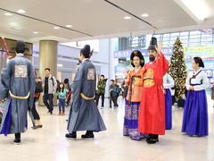 ソウル仁川空港では「王家の散歩」という催しがあり、朝鮮王朝の王家の行列が見られました。