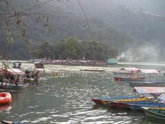 その後、フェア湖畔を散策しました。
写真は湖に浮かぶヒンドゥー教のバラヒ寺院です。