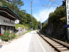 フェリーを降りて、坂を上り、ハルシュタット駅（Hallstatt Bahnhof）のホームにやってきました。