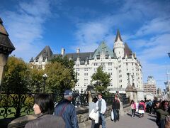 前方左手に見えるお城のようなホテルは、
フェアモント シャトー ローリエ
