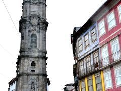 Torre dos Clerigos(クレリゴス塔)
http://www.torredosclerigos.pt/pt/

今日はポルトにいるけれど、ホテルは移動なのだ。
その前にちょっと散歩してこよう。

そびえ立つ高い塔はクレリゴス塔。ここへ上がってポルトの街を一望する予定であったが、何を隠そうこの時は結構な雨が降っていた（泣）

