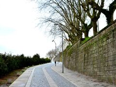 そうです！あの圧巻夜景を見た修道院から、今度は日中のポルトの街を見渡してみようと思ったのだ。

昨夜は暗くてよくわからない感じであったが、修道院へはこんな坂道を上がって行くのである。ちなみに結構な急坂です(;'∀')