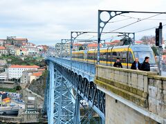 Ponte Luis I(ドンルイスⅠ世橋）

ここは歩いて渡ることも出来るよ。