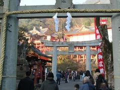 初詣を兼ねて、日本三大稲荷のひとつ「祐徳稲荷神社」へ。

9:00少し前に到着したが、ほぼ満車。辛うじて空きスペースへ駐車。
この鳥居は潜らず、まずは門前町へ。