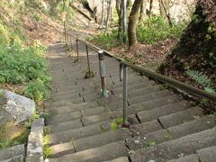 場所を移動し「清水の滝」を訪問。
駐車後、滝を目指し歩を進めるていくと、こういう場所にはよくある階段を下りることに。更に階段を下りていくと、、、