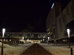 旅の始まりはまだ真っ暗で白雪に包まれた早朝の旭川駅から