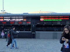 FCバルセロナ vs UDラス・パルマス 当日券売り場。

私はネットで購入済みでプリントアウトの紙を持参しています。

ここはCamp Nou Experience & Museum　とも言って、試合の無い時は博物館として２５ユーロの入場料で入れると聞いていましたが、試合の日と言うのにチケット売り場は開いてるようでした。
