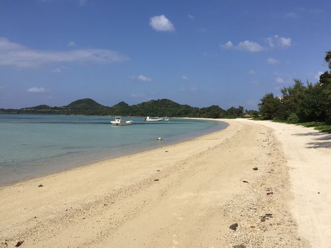石垣やいま村から川平を経由して底地ビーチに来ました。<br />車で行くには少し分かりにくい場所ですが、川平湾から車で5分くらいの場所です。<br />カーナビで誘導された場所は駐車する場所がなく、しかも浜に近いところでスタックしそうだったので、ちょっとした路肩に車を停めて浜にでました。ここは遠浅で白砂の綺麗なビーチです。<br />12月に訪れたので誰もいませんでした。波の音だけが聞こえるので、動画を撮っておきました。