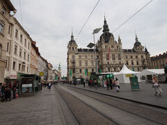 そうして正しい方向へ向かう6番トラムに乗って到着したのが、ハウプト広場（Hauptplatz）。右に見えているのは、グラーツ市庁舎（Rat House）です。