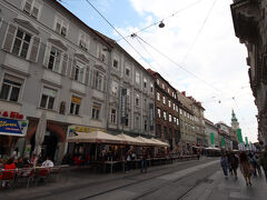 それから、市庁舎前に伸びるグラーツでもっとも華やかな大通り、ヘレンガッセ（Herrengasse）へ。