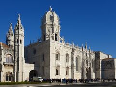 只今、09：45。
ジェロニモス修道院前にはすでに30ｍぐらいの列ができています。
どんどん長くなる。
