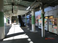 桶川駅に到着。
おけがわ と読みます。
高崎線ですが、湘南新宿ラインも乗り入れています。
それにスワローあかぎという平日の朝夕の通勤時間だけ
走っている電車があるのですね。
初めて知りました。