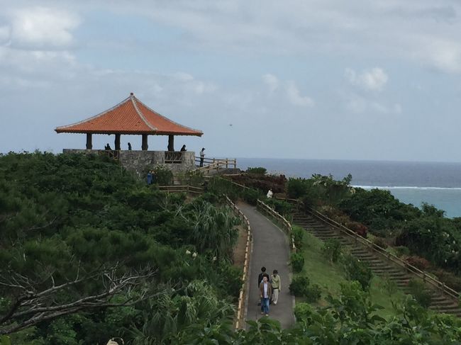昼食後は、玉取崎展望台に登りました。<br />石垣島北部の海と山を一望できるスポットです。駐車場は広いのですが、駐車できる区画が少なく、車路に当たる部分に多くの車が停まっていました。<br />駐車場から徒歩で2～3分くらい登ると展望台につきます。海の深さによって色が変わることがよくわかります。