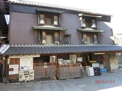 武村旅館から旧中山道を北に150mほど行った右側に
島村家住宅土蔵がありました。
ここも国登録有形文化財です。