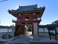 武村旅館から桶川宿本陣遺構まで桶川宿の観光を
した後桶川駅に戻ります。
旧中山道から曲がって駅に向かう道の途中に
浄念寺と言う寺がありました。