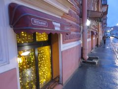 食事を終えてオペラの開演時間までブラブラしようと外に出ると、雨。

サンクトペテルブルグに滞在中、ほぼ毎日夕方には雨か雪がぱらつきました。傘が必要なほどでもないことがほとんどで、帽子かフードがあれば大丈夫なくらいですが（そして寒いので必ず帽子かフードはかぶっているのですが）、この時は少しうんざりするくらい降っていたので、居場所を求めてカフェを探します。

すぐそばに、ガイドブックによく載っている「イジオット」がありました。ムードのいいカフェのように書いているけれど、どうみてもレストラン…。