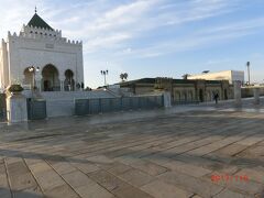 ラバト観光は1時間で、
ムハンマド5世の霊廟
Mausoleum of Mohammed V
及び　
ハッサンの搭
があるところで、入口には衛兵が守衛していました。